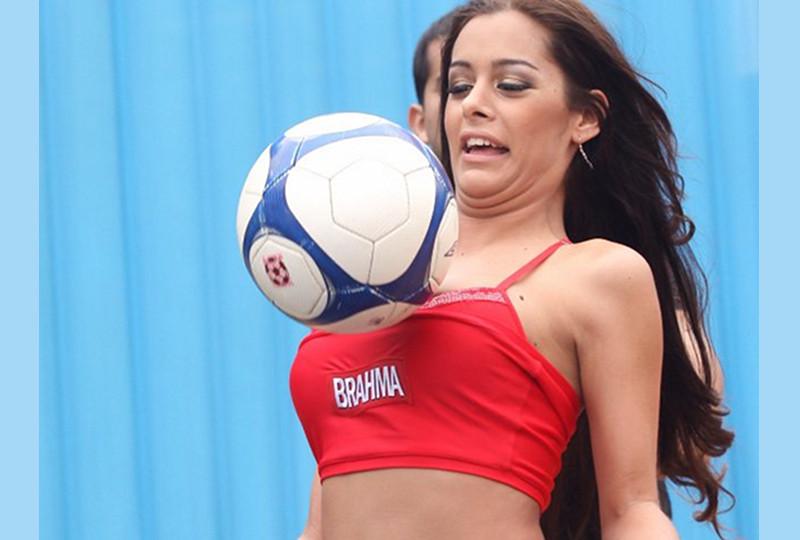 No Paraguay? No problem, la sexy Larissa cambia maglia… VIDEO